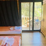 אתר קמפינג Reflections Camp פאראליה