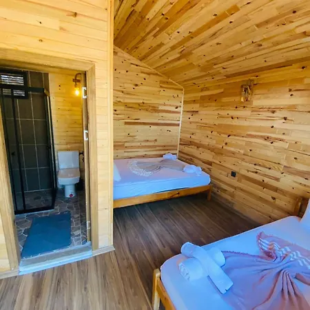 Reflections Camp キャンプ場 ファラリア