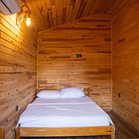 キャンプ場 Reflections Camp ファラリア