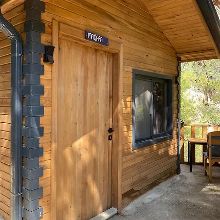 אתר קמפינג Reflections Camp פאראליה