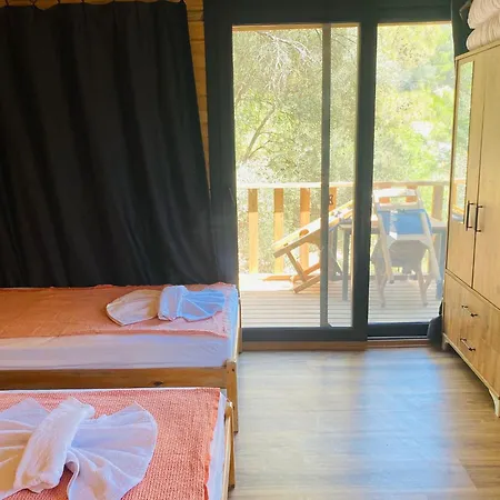 אתר קמפינג Reflections Camp פאראליה