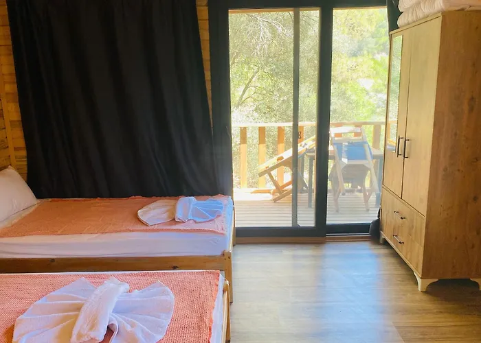 אתר קמפינג Reflections Camp פאראליה