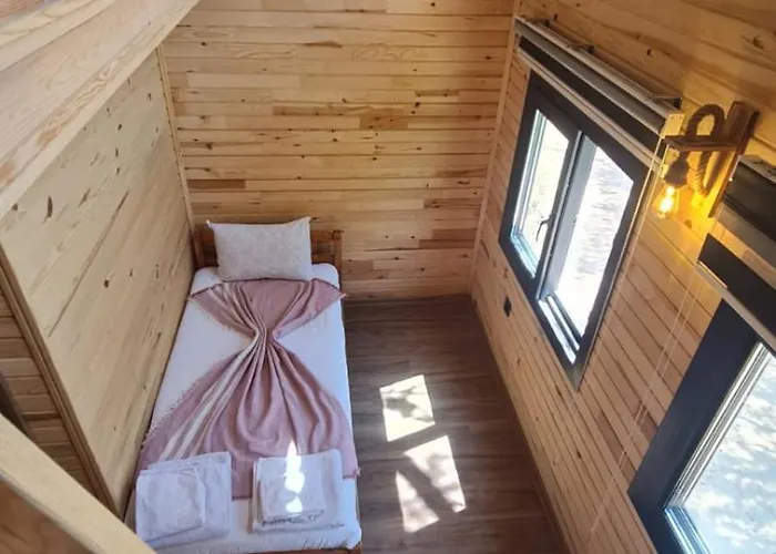 אתר קמפינג Reflections Camp פאראליה