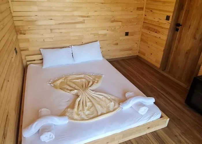 אתר קמפינג Reflections Camp פאראליה