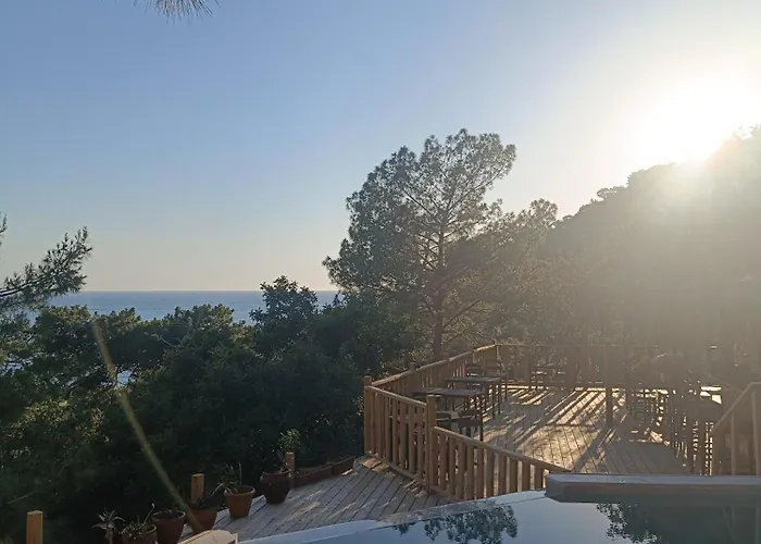 Reflections Camp אתר קמפינג פאראליה